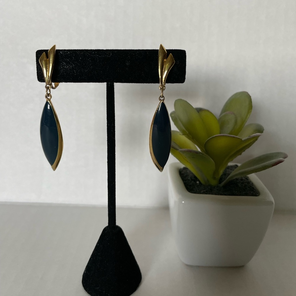 Gold tone and black leaf shape clip on